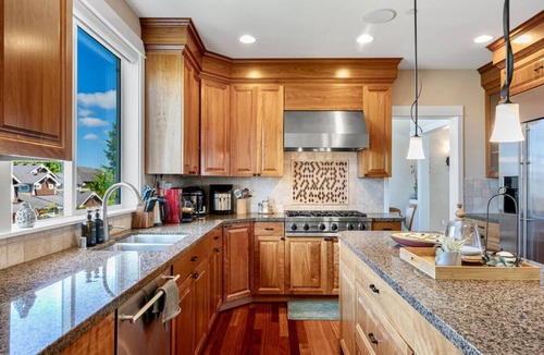 Cougar Mountain House | Stylish Bellevue 5BR/2.5BA Upper Unit | LEGO Fun!