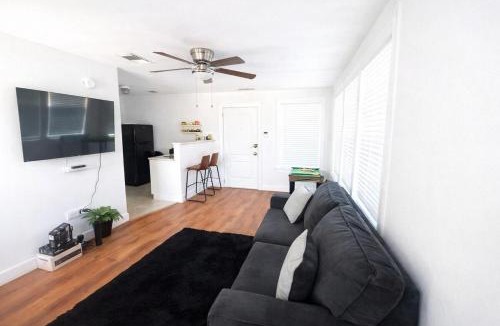 Kessler Apartment | Stylish Bishop Arts Loft With Continental Breakfast