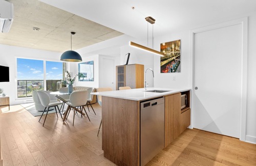 Pointe-Saint-Charles Apartment | Stylish brand new 2 bed, 2 bath Apartment in Griffintown.n31 night minimum.