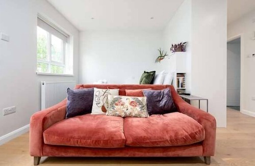 Lambeth Apartment | Stylish Brixton Hill Studio with Modern Charm