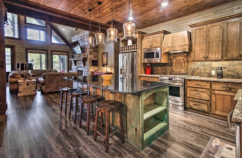 Hochatown Cottage | Stylish Broken Bow Cabin w/Hot Tub + Fire Pit!