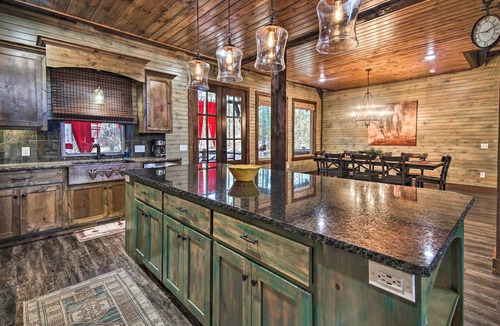 Hochatown Cottage | Stylish Broken Bow Cabin w/Hot Tub + Fire Pit!