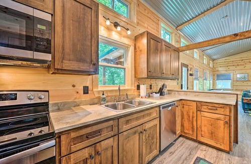 Broken Bow Cottage | Stylish Cabin by Beavers Bend: Hot Tub & Fire Pit