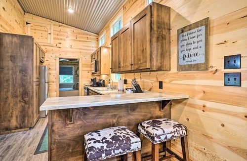 Broken Bow Cottage | Stylish Cabin by Beavers Bend: Hot Tub & Fire Pit