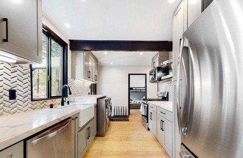 Boulder Bay House | Stylish Cabin Near the Lake w/ Wood-Burning Fireplace, Private Hot Tub, & WiFi!