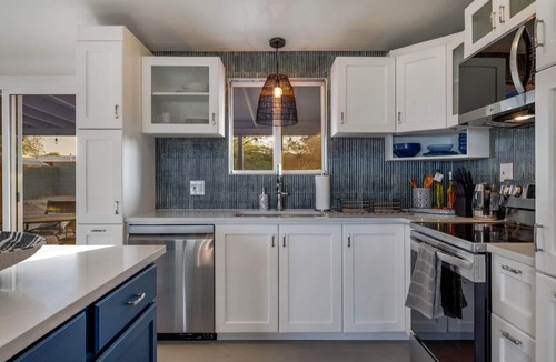 Casas Adobes House | Stylish/Carport/3 BR 2 BA/Big Yard/Grill