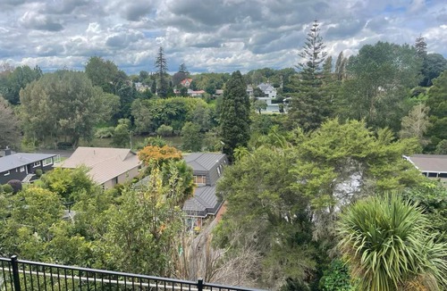 Hamilton Apartment | Stylish CBD apartment with stunning river views