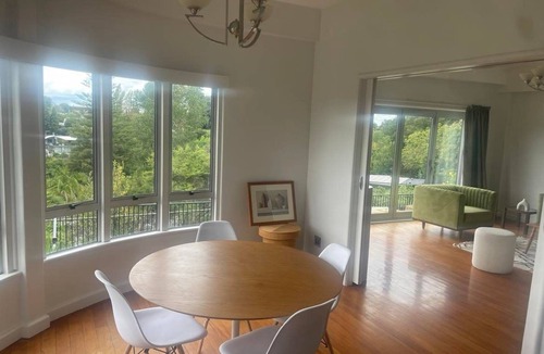 Hamilton Apartment | Stylish CBD apartment with stunning river views