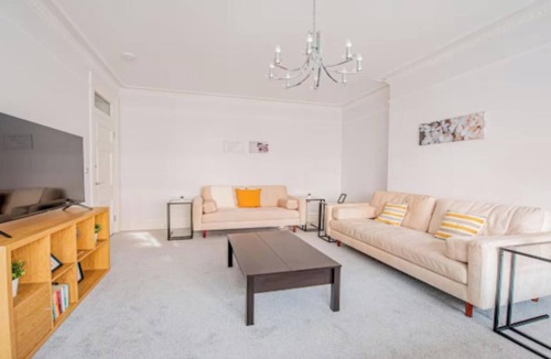 Haselbury Apartment | Stylish Central London Flat with Pool Table, Office Space & Prime Location