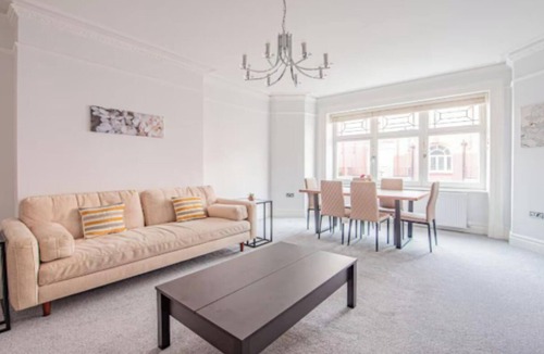 Haselbury Apartment | Stylish Central London Flat with Pool Table, Office Space & Prime Location