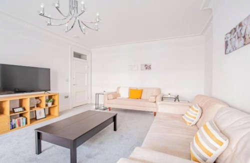 Haselbury Apartment | Stylish Central London Flat with Pool Table, Office Space & Prime Location