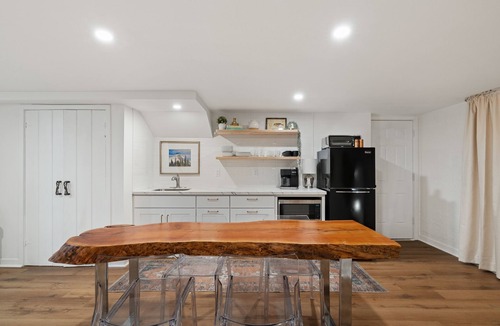 Camas Apartment | Stylish & Charming Apartment Near Camas Waterfront