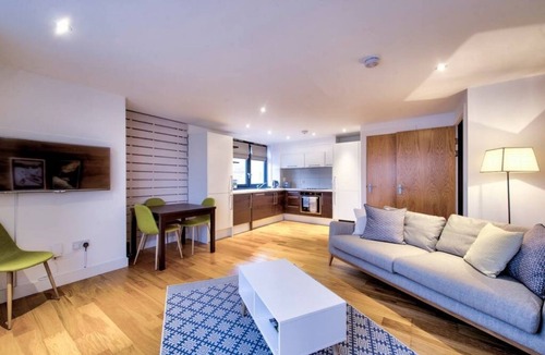 Bonnington Apartment | Stylish City Centre Apartment for Two