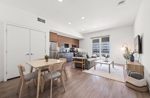 West Gateway Apartment | Stylish City Escape/Walk to Shops Dine & Explore
