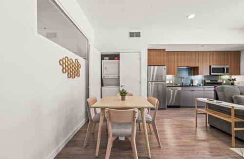 West Gateway Apartment | Stylish City Escape/Walk to Shops Dine & Explore