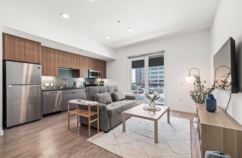 West Gateway Apartment | Stylish City Escape/Walk to Shops Dine & Explore