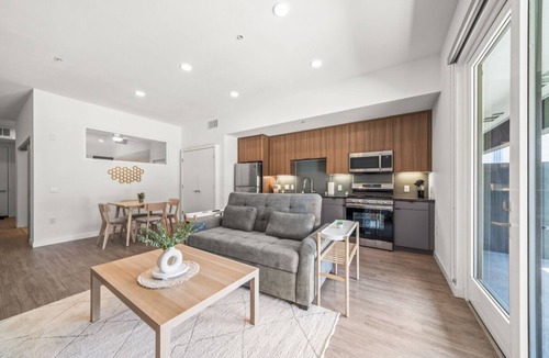 West Gateway Apartment | Stylish City Escape/Walk to Shops Dine & Explore