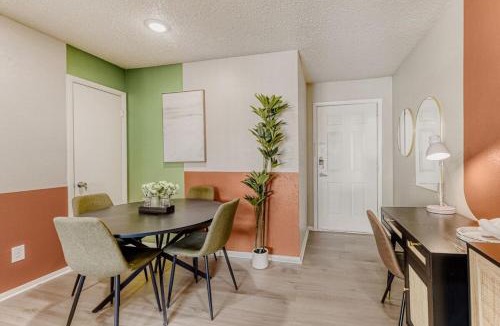Austin Apartment | Stylish City Getaway 2B - Sleeps 6 - Pool, Prkg