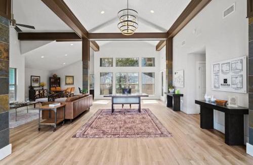 Austin Apartment | Stylish City Getaway 2B - Sleeps 6 - Pool, Prkg