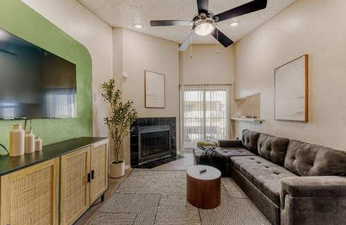Austin Apartment | Stylish City Getaway 2B - Sleeps 6 - Pool, Prkg
