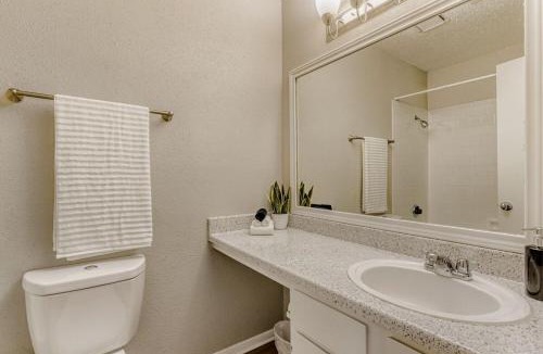 Austin Apartment | Stylish City Getaway 2B - Sleeps 6 - Pool, Prkg