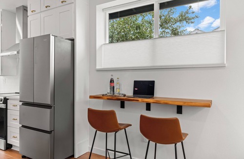 North End House | Stylish Coach House in Walkable Proctor District