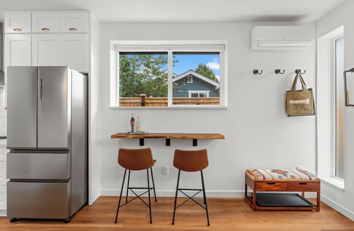 North End House | Stylish Coach House in Walkable Proctor District