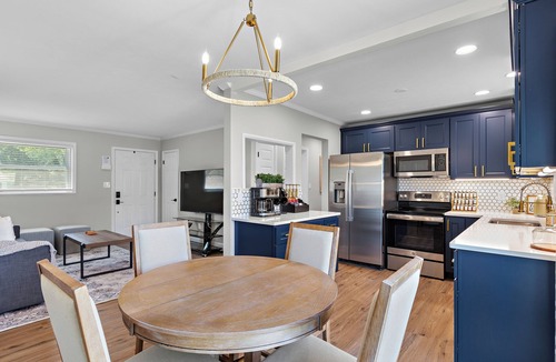 Fox Hill - Grandview House | Stylish, Coffee Bar, Sleeps 6 + Yard only 15 mins to Adventure