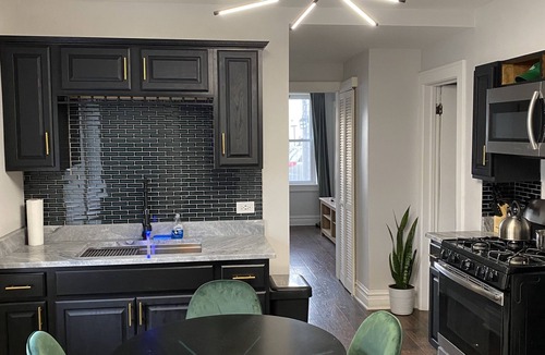 Brighton Park Apartment | Stylish comfortable 3BR with tons of natural light