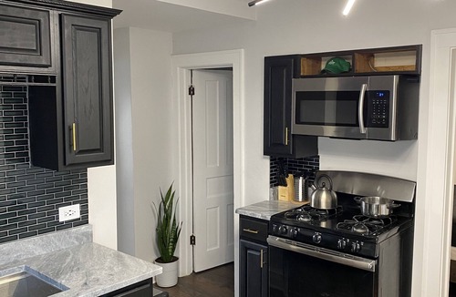 Brighton Park Apartment | Stylish comfortable 3BR with tons of natural light