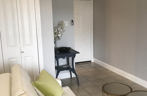 East Riverside - Oltorf Apartment | Stylish, comfortable close to Downtown, close to Town Lake