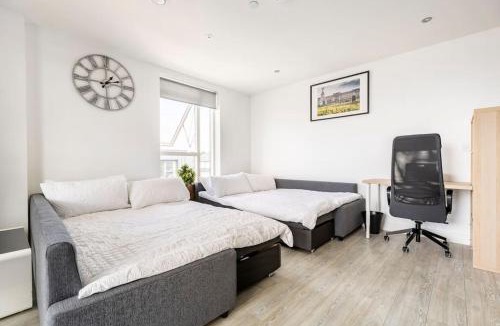 South Harrow Apartment | Stylish & Comfortable Top-Floor Flat in Harrow