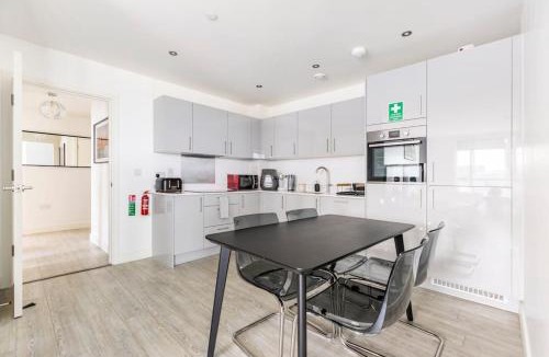 South Harrow Apartment | Stylish & Comfortable Top-Floor Flat in Harrow