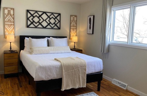 Rapid City House | Stylish & Comfortable 3 Queen Beds - Minutes from Downtown