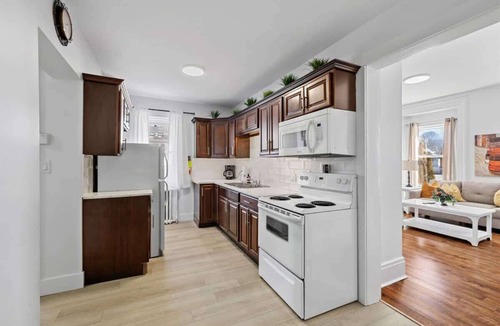 Queens Square Apartment | Stylish & Comfy 2 Bedroom Apt Downtown Ch'town