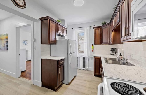 Queens Square Apartment | Stylish & Comfy 2 Bedroom Apt Downtown Ch'town