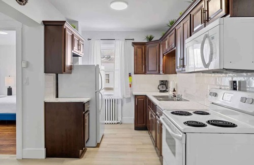 Queens Square Apartment | Stylish & Comfy 2 Bedroom Apt Downtown Ch'town