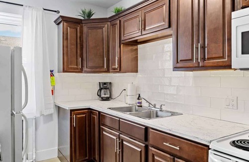 Queens Square Apartment | Stylish & Comfy 2 Bedroom Apt Downtown Ch'town