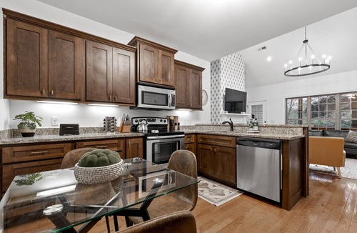 North Chattanooga House | Stylish & Comfy ~ 5★ Location ~ Game Room ~ Decks!