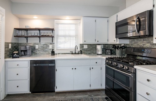 East Raleigh House | Stylish & Comfy ~ 5★ Location near Downtown ~ Backyard ~ Updated