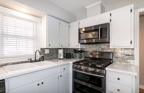 East Raleigh House | Stylish & Comfy ~ 5★ Location near Downtown ~ Backyard ~ Updated