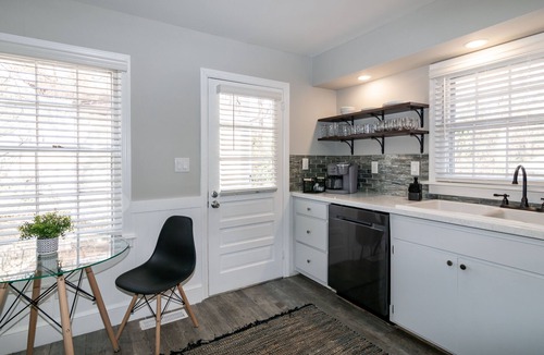 East Raleigh House | Stylish & Comfy ~ 5★ Location near Downtown ~ Backyard ~ Updated