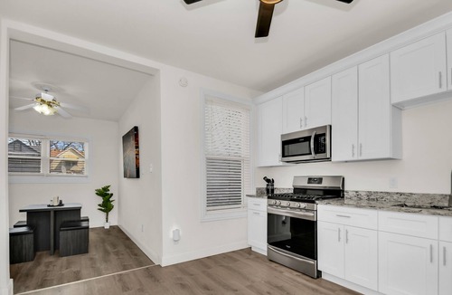 Brighton Park House | Stylish & Comfy Stay: Close to Downtown