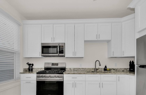 Brighton Park House | Stylish & Comfy Stay: Close to Downtown