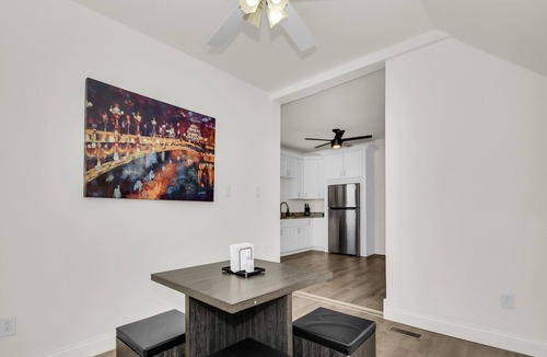 Brighton Park House | Stylish & Comfy Stay Close to Downtown