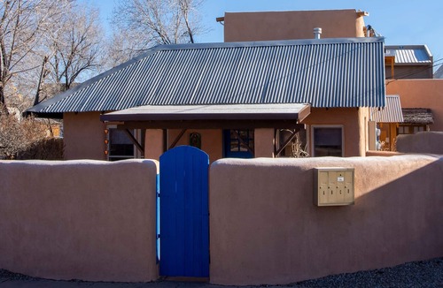 Santa Fe Condo | Stylish Condo in Trendy Baca Railyard District-A/C~PET FRIENDLY
