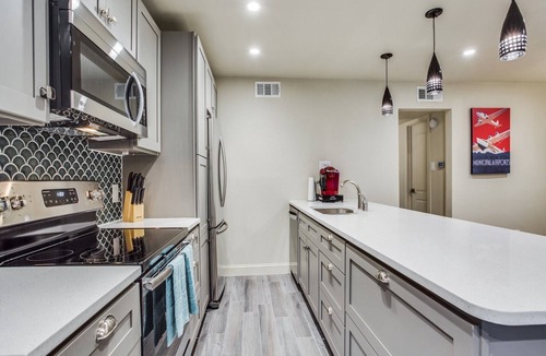 Dallas House | Stylish Condo near SMU, NorthPark & Greenville Ave with Pool
