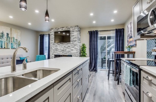 Dallas House | Stylish Condo near SMU, NorthPark & Greenville Ave with Pool