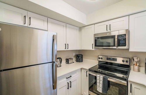 Cox Heights Apartment | Stylish Condo: Pool, Gym, Balcony, Parking, W/D
