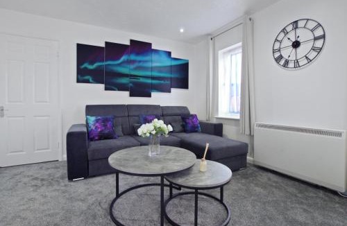 Aylesbury Apartment | Stylish Cosy 2-Bed flat, fast Wi-Fi, Sky Sports, Sky Cinema & Netflix plus 2 free Parking bays